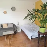 Studio Refait A Neuf Avec Jardin Partage